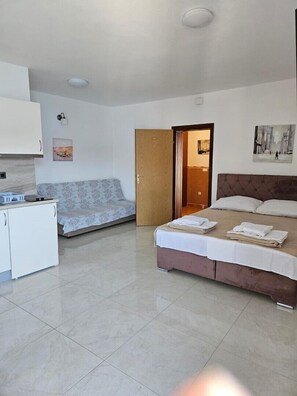 1 bedroom, bed sheets