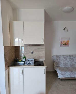 Køleskab, køkkentøj/tallerkener/redskaber