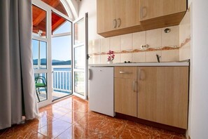 Køleskab, køkkentøj/tallerkener/redskaber