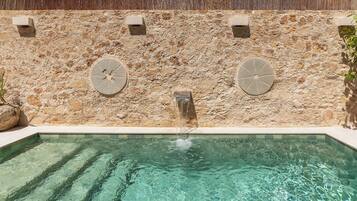 Inomhuspool och utomhuspool