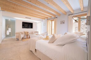 Junior-sviitti, parveke, vuoristonäköala | Ylelliset vuodevaatteet, memory foam -patjalliset sängyt, minibaari