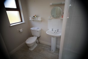 Shower, hair dryer, towels, soap - Welcoming cottage with WiFi in charming  Castleblayney , County Monaghan (Doohamlat)