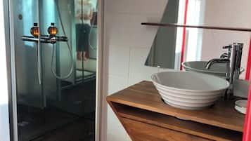 Een douche, een haardroger, handdoeken, zeep