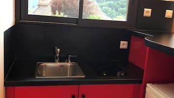 Kühlschrank, Mikrowelle, Herdplatte, Wasserkocher mit Kaffee-/Teezubehör