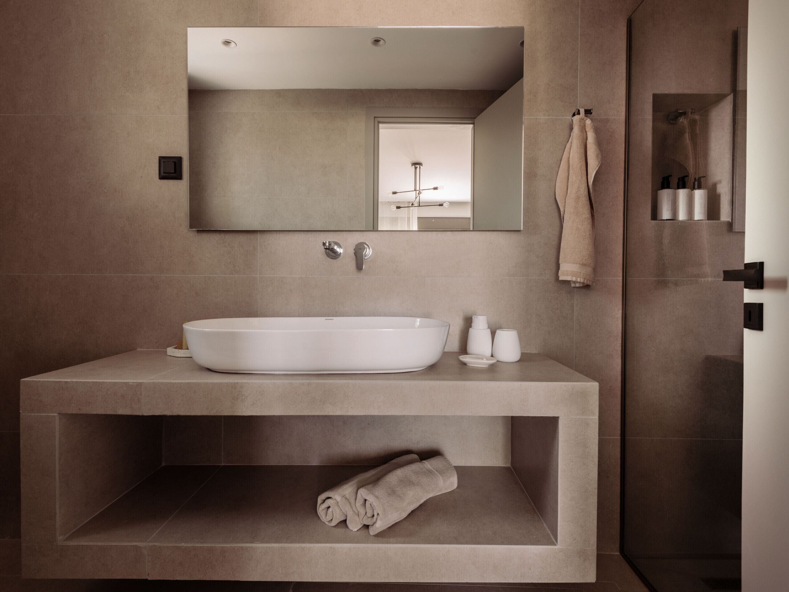 تجهيزات دش، مجففات شعر، مناشف، صابون