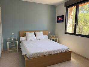 4 bedrooms, iron/ironing board, WiFi, bed sheets