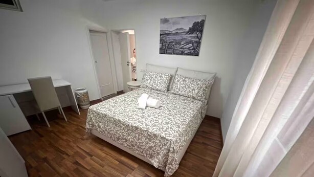 A bedroom with a bed, a desk, and a chair. - B&B Anna e Gaetano (Meta)