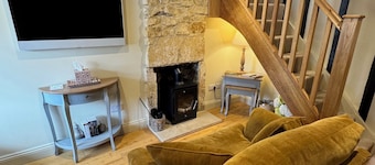 Charming 2-bedroom cottage in fabulous Broadway with WiFi