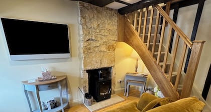 Charming 2-bedroom cottage in fabulous Broadway with WiFi