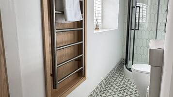 Douche, sèche-cheveux, serviettes fournies, savon