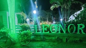 Se ve un letrero con la palabra 'ELECNO' parcialmente visible, lo que sugiere el nombre de un hotel u establecimiento.