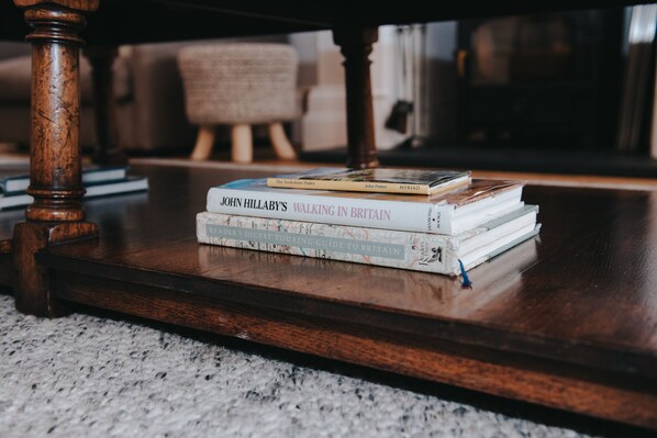 Una pila de libros sobre una mesa de madera.