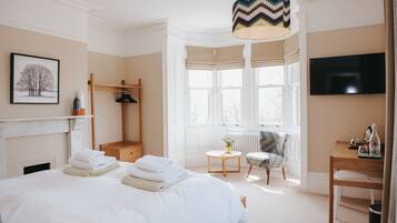 8 chambres, bureau, fer et planche Ă repasser, lit parapluie