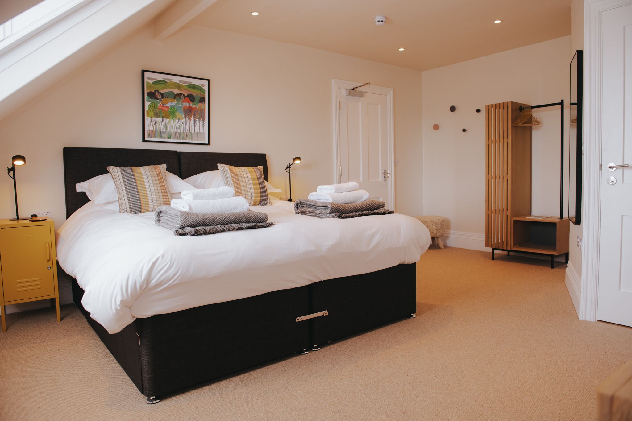 8 bedrooms, desk, iron/ironing board, travel cot