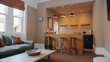 Télévision, cheminée, lecteur de DVD, livres