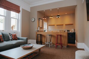 TV, fireplace, DVD player, books - Eastfield Lodge - Perfect Group accommodation (Leyburn)