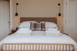 8 bedrooms, desk, iron/ironing board, travel cot