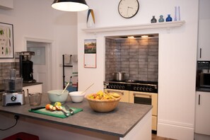 Una cocina con una isla central, estufa y microondas.