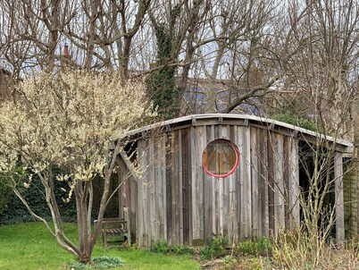 Quirky Self-contained Garden Hut in National Park. Plant-based Meals Service.