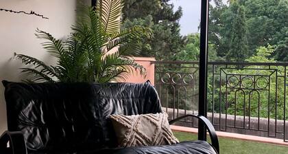 Beautiful sunny apartment intra-muros. Calm and parking