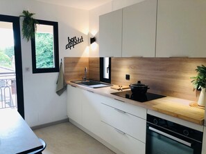 Réfrigérateur, micro-ondes, four, plaque de cuisson
