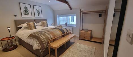 Escritorio, wifi gratis y ropa de cama