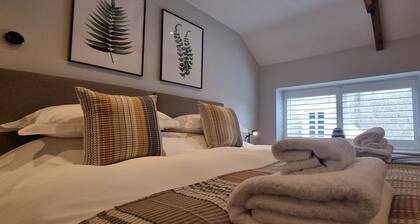 Asunto-Ylellinen-Oma kylpyhuone suihkulla-Parveke-Quiet Retreat