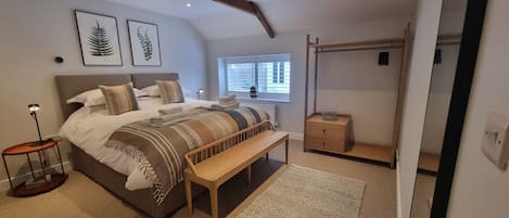 Een bureau, gratis wifi, beddengoed