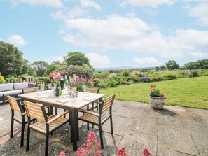 Outdoor dining - Pear Tree Cottage (Shrewsbury)