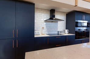 Een vaatwasser, kookgerei, borden en bestek