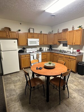 Microondas, horno, parrilla de estufa y cafetera y tetera