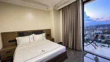 Premium bedding, soundproofing, iron/ironing board, free WiFi