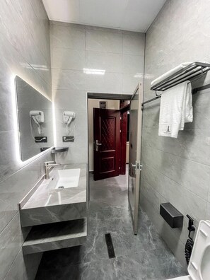 Appartement de base, 1 chambre, balcon, vue sur la colline | Salle de bain | Douche, douche cascade, articles de toilette (gratuits)