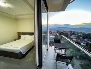 Klassiek appartement, 2 slaapkamers, balkon, uitzicht op heuvels | Luxe beddengoed, geluiddichte muren, een strijkplank/strijkijzer