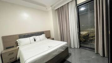 Classic-Apartment, 2 Schlafzimmer, Balkon, Hügelblick | Hochwertige Bettwaren, schallisolierte Zimmer, Bügeleisen/Bügelbrett