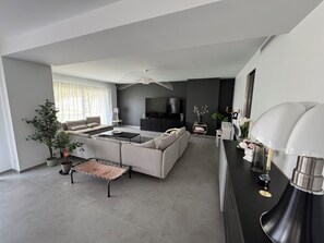 Smart-tv, een tafeltennistafel en een stereo