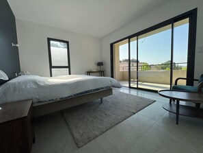 4 slaapkamers, een strijkplank/strijkijzer, gratis wifi, beddengoed