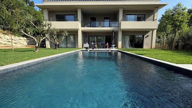 A modern two-story building with a swimming pool in front. - Elegant new 250 m² duplex with garden, swimming pool and spa, a stone's throw from the center of town (Aix-en-Provence)