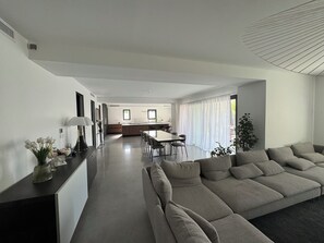 Smart TV, table tennis, stereo