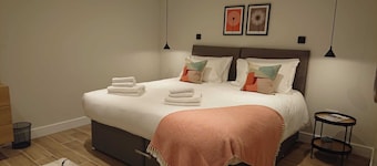 Modern Self-catering Apartment - The Holt
