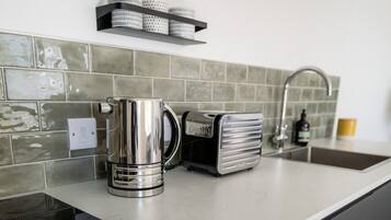 Coffee/tea maker, fridge, microwave, oven