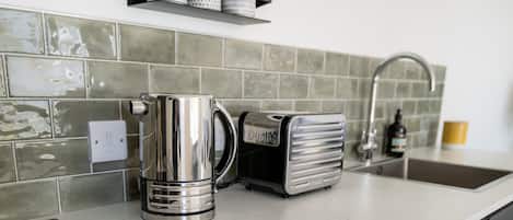 Kaffetrakter/tekoker, kjøleskap, mikrobølgeovn og ovn