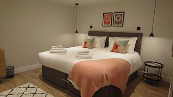 1 habitación, tabla de planchar con plancha, wifi gratis y ropa de cama