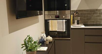 Modern Self-catering Apartment - The Holt