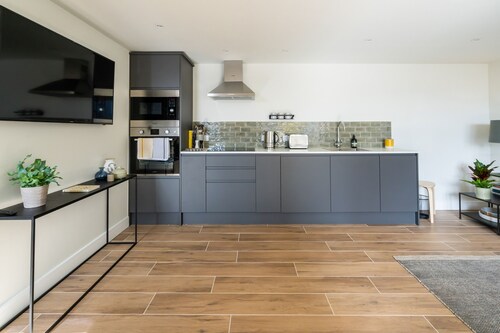 Modern Self-catering Apartment - The Holt