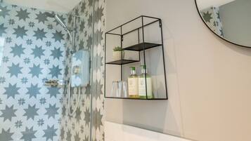 Ducha, secador de pelo, toallas