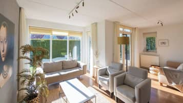 House, 3 Bedrooms, Accessible, Balcony | Living room