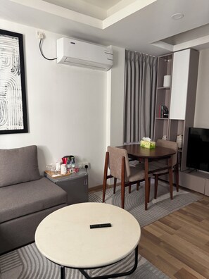 Living area - Club Three Executive Suite near Beach (Malé)