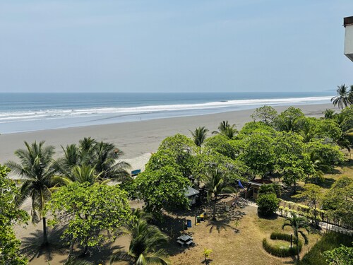 Beachfront Getaway, AC, Pools and Sunset Views