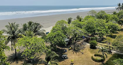 Beachfront Getaway, AC, Pools and Sunset Views